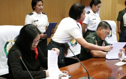 <p><strong>FREE MEDICINES FOR TROOPS.</strong> AFP Chief of Staff Gen. Rey Leonardo Guerrero (right) and MDFI executive director Annie Fuentes (left) sign the Deed of Donation (DOD) for the provision of PHP20 million worth of drugs and medical supplies to active duty troops at the AFP Headquarters in Camp Aguinaldo in Quezon City on Tuesday (March 20, 2018). The donation was undertaken by the MDFI as part of their effort to help ensure soldiers have access to free and quality medicines through military medical facilities nationwide. <em>(PNA photo by Joey Razon)</em></p>